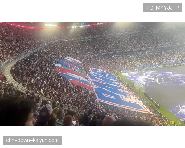 场边花絮：门兴主场球迷用巨型TIFO致敬即将退役的队长